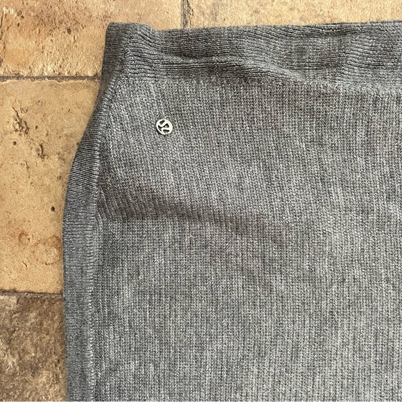 Lululemon sit in lotus sweater 8 - Picture 4 of 6